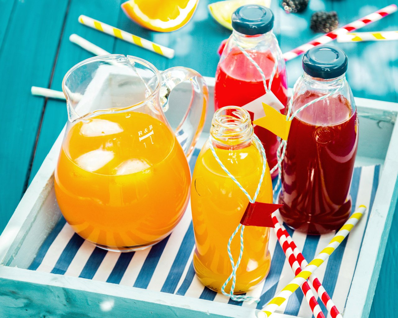 Обои малина, апельсин, напитки, графин, сок, малиновый, апельсиновый, raspberry, orange, drinks, decanter, juice разрешение 3645x2536 Загрузить