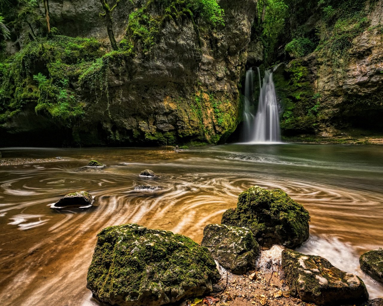 Обои камни, скала, ручей, водопад, швейцария, мох, la tine de conflens, stones, rock, stream, waterfall, switzerland, moss разрешение 2880x1919 Загрузить