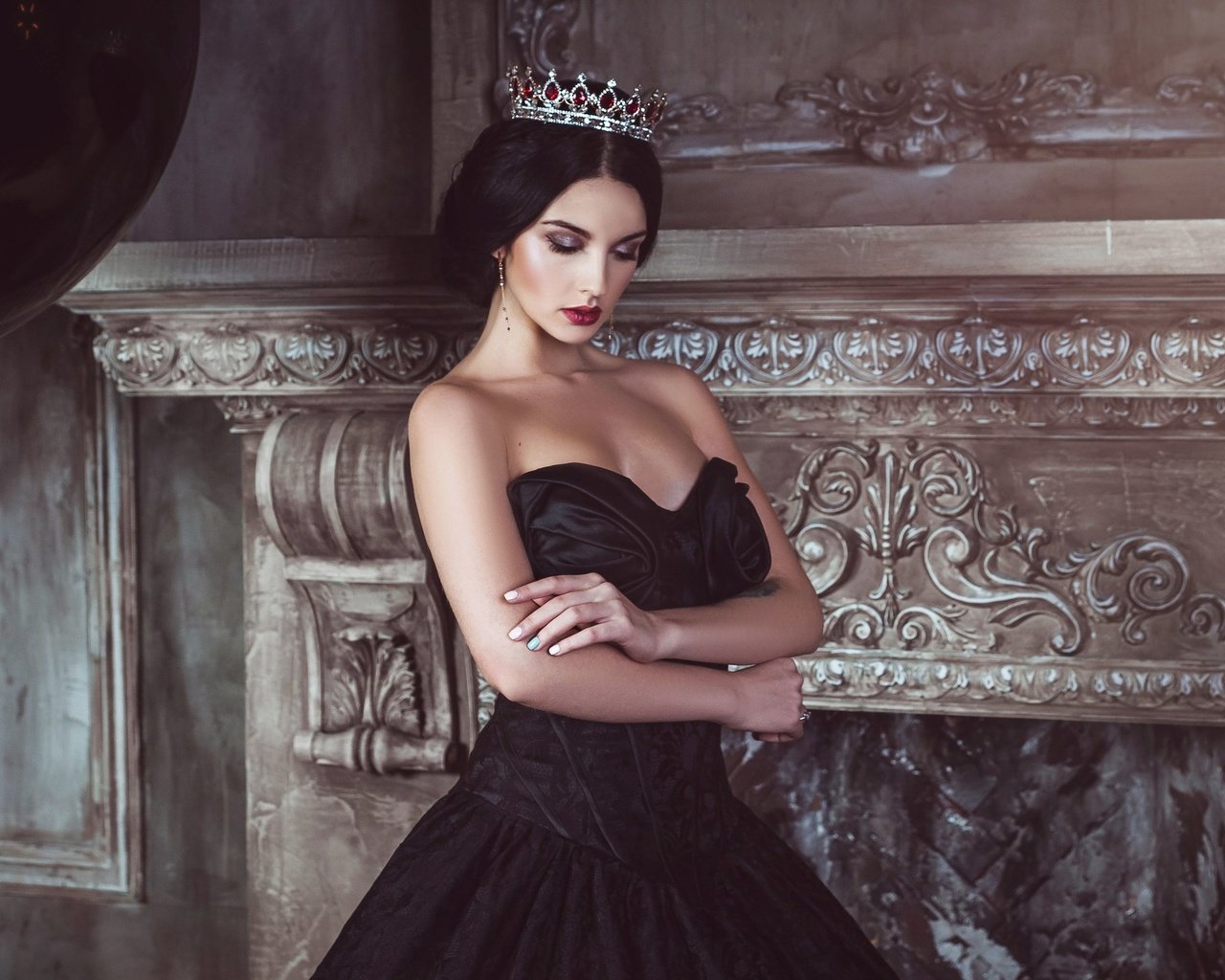 Обои девушка, модель, макияж, корона, черное платье, алла бергер, girl, model, makeup, crown, black dress, alla berger разрешение 2560x1707 Загрузить