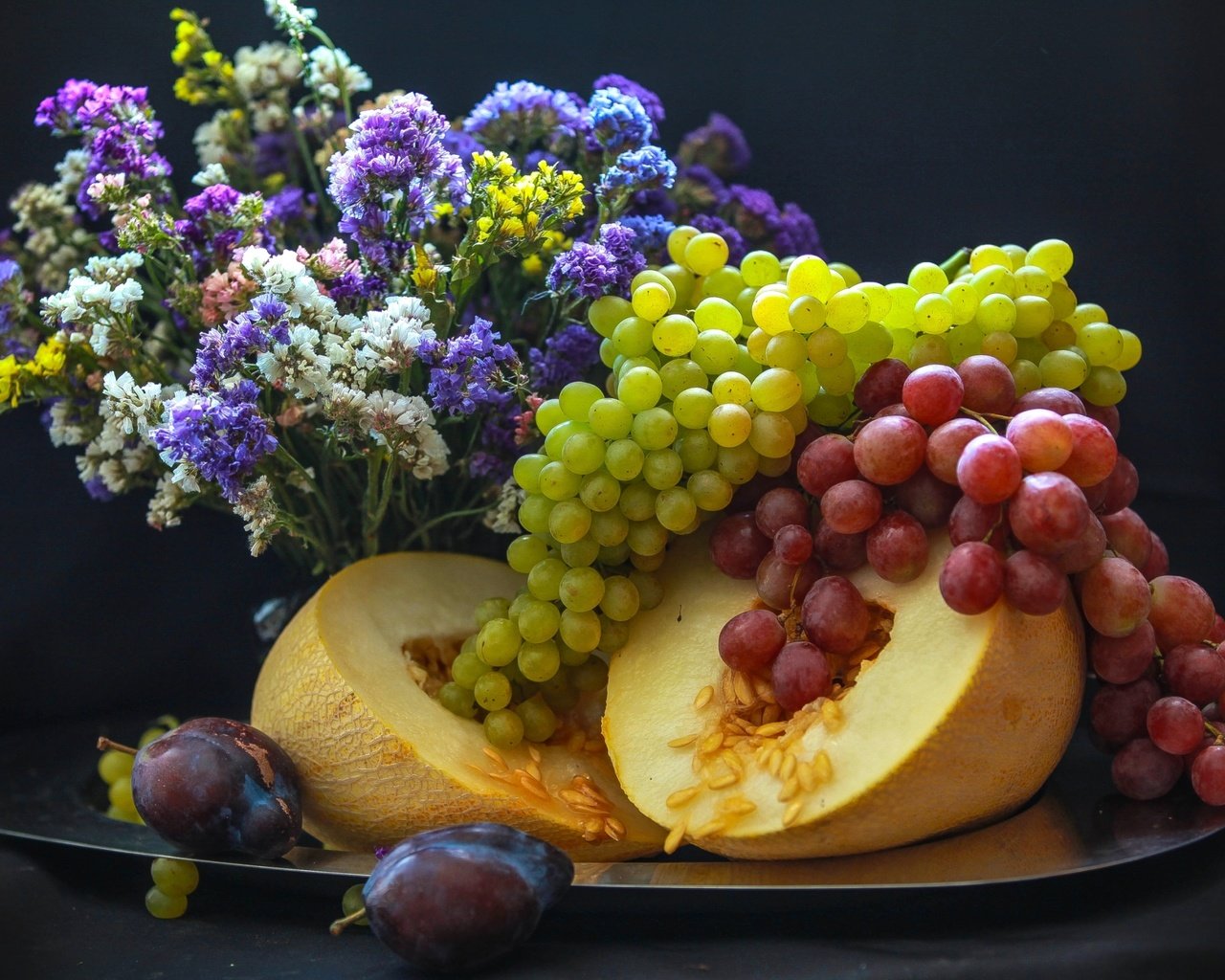 Обои цветы, виноград, фрукты, букет, натюрморт, сливы, дыня, flowers, grapes, fruit, bouquet, still life, plum, melon разрешение 2400x1535 Загрузить