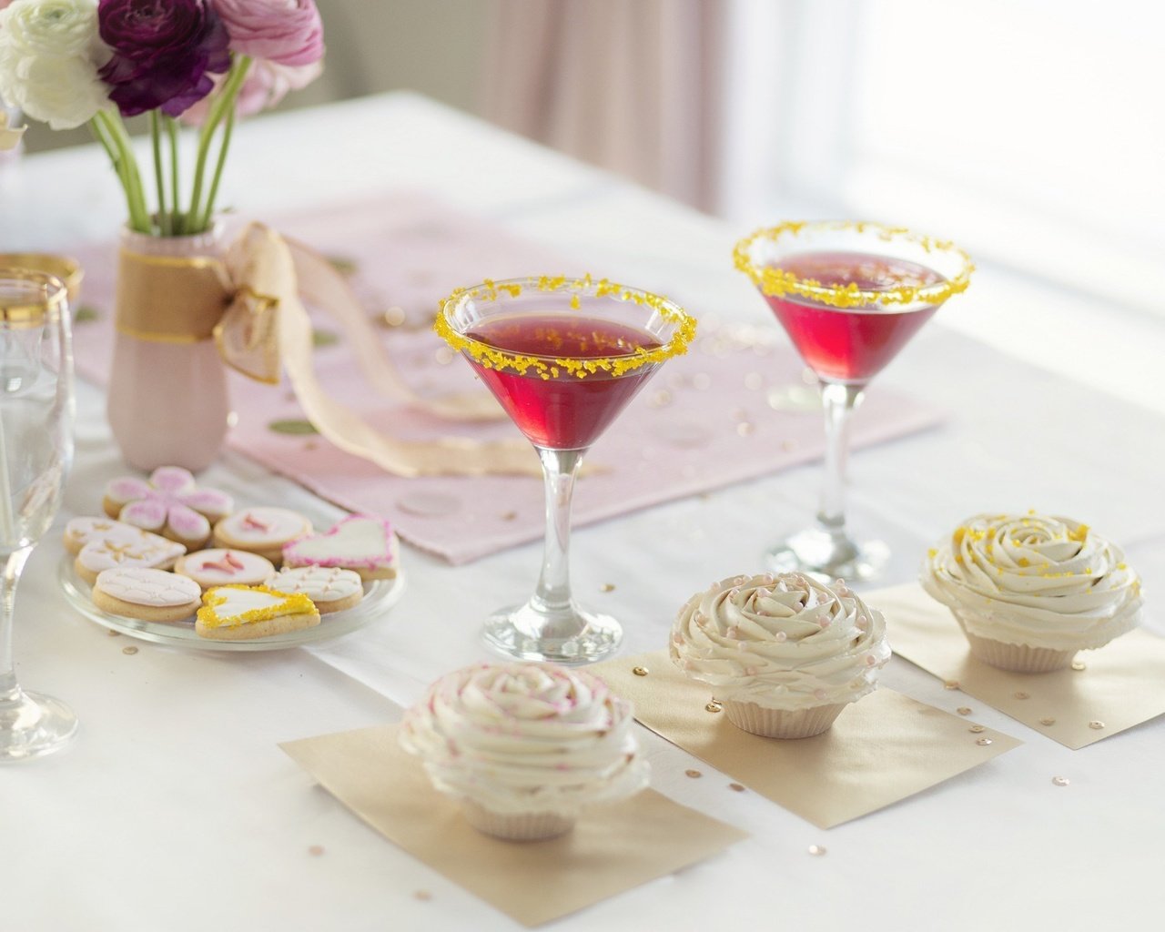 Обои коктейль, сладкое, печенье, кексы, ваза .цветы, cocktail, sweet, cookies, cupcakes, vase .flowers разрешение 2048x1336 Загрузить