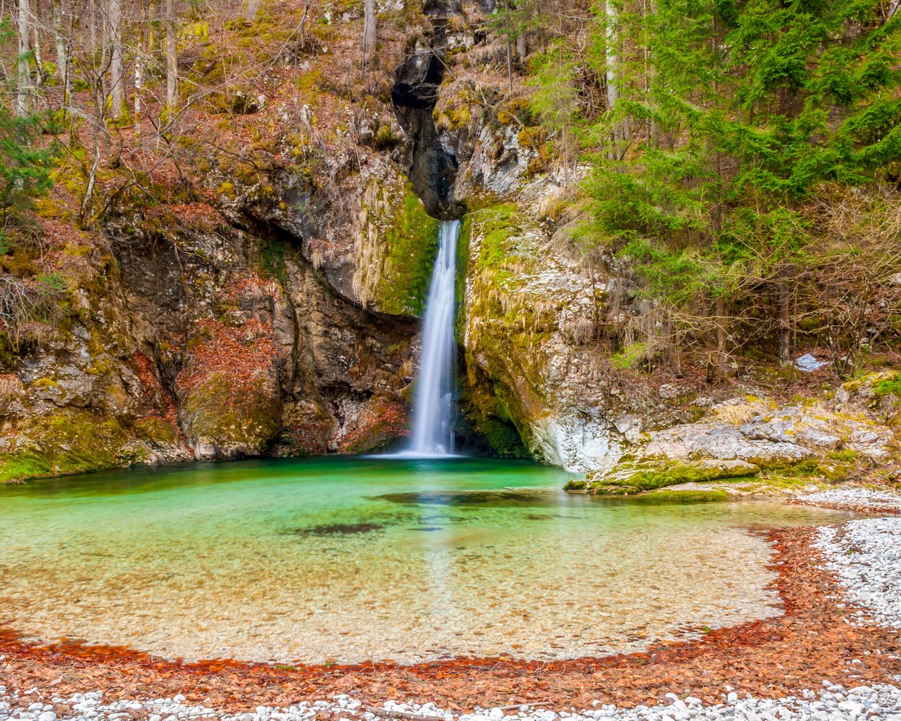 Обои камни, лес, скала, водопад, мох, словения, grmecica waterfall, bohinj, stones, forest, rock, waterfall, moss, slovenia разрешение 2700x1800 Загрузить