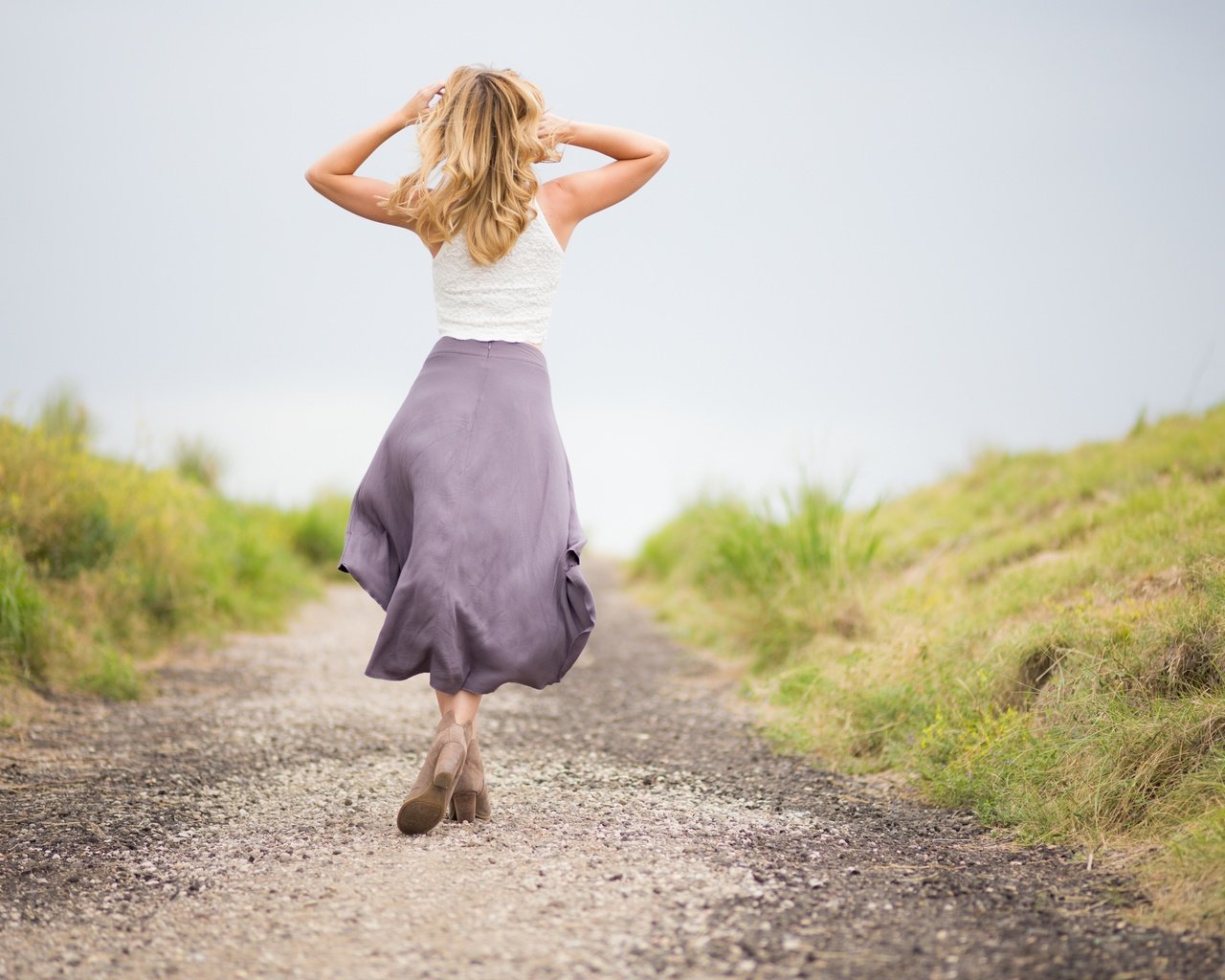 Обои дорога, девушка, настроение, фон, модель, спиной, длинные волосы, road, girl, mood, background, model, back, long hair разрешение 2880x1920 Загрузить