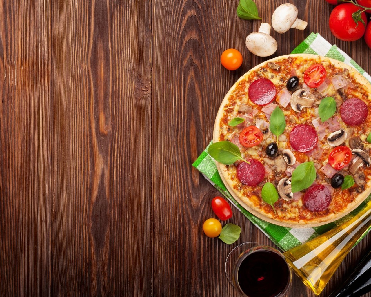 Обои пицца, дерево, грибы, стол, вино, салфетка, колбаса, помидоры, оливки, pizza, tree, mushrooms, table, wine, napkin, sausage, tomatoes, olives разрешение 1920x1280 Загрузить