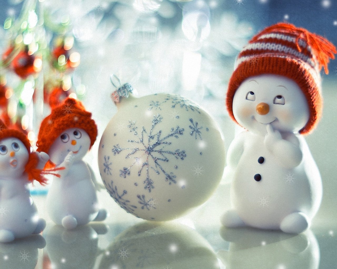 Обои украшения, снеговики, елочные игрушки, новогодние фигурки, decoration, snowmen, christmas decorations, christmas figurines разрешение 1920x1200 Загрузить