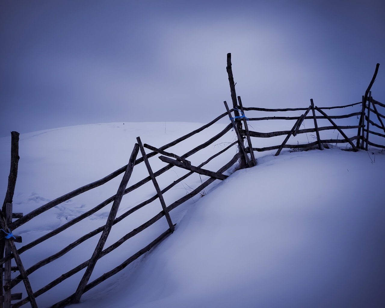 Обои природа, зима, забор, nature, winter, the fence разрешение 2047x1282 Загрузить