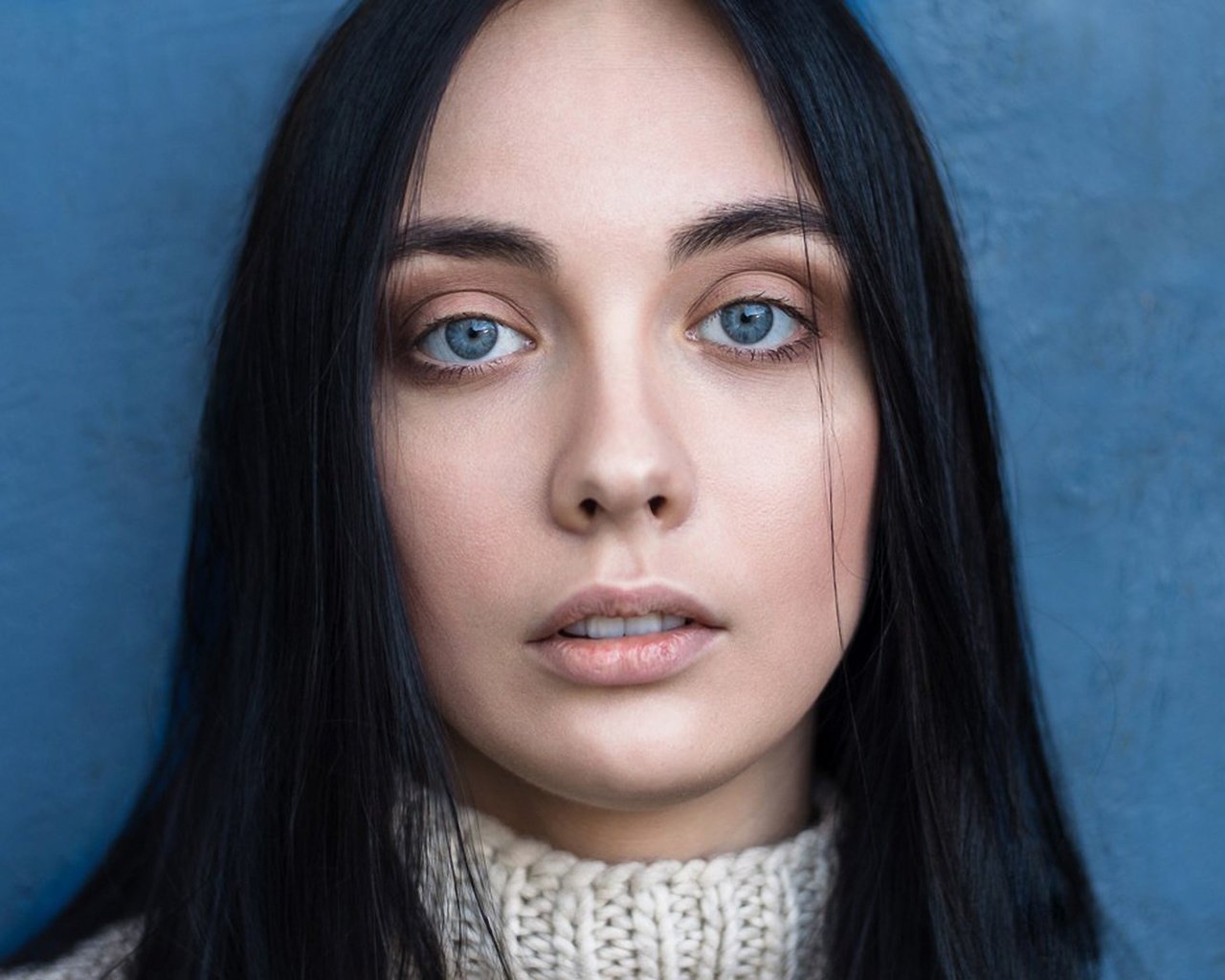 Обои девушка, портрет, лицо, голубые глаза, черные волосы, girl, portrait, face, blue eyes, black hair разрешение 1920x1192 Загрузить