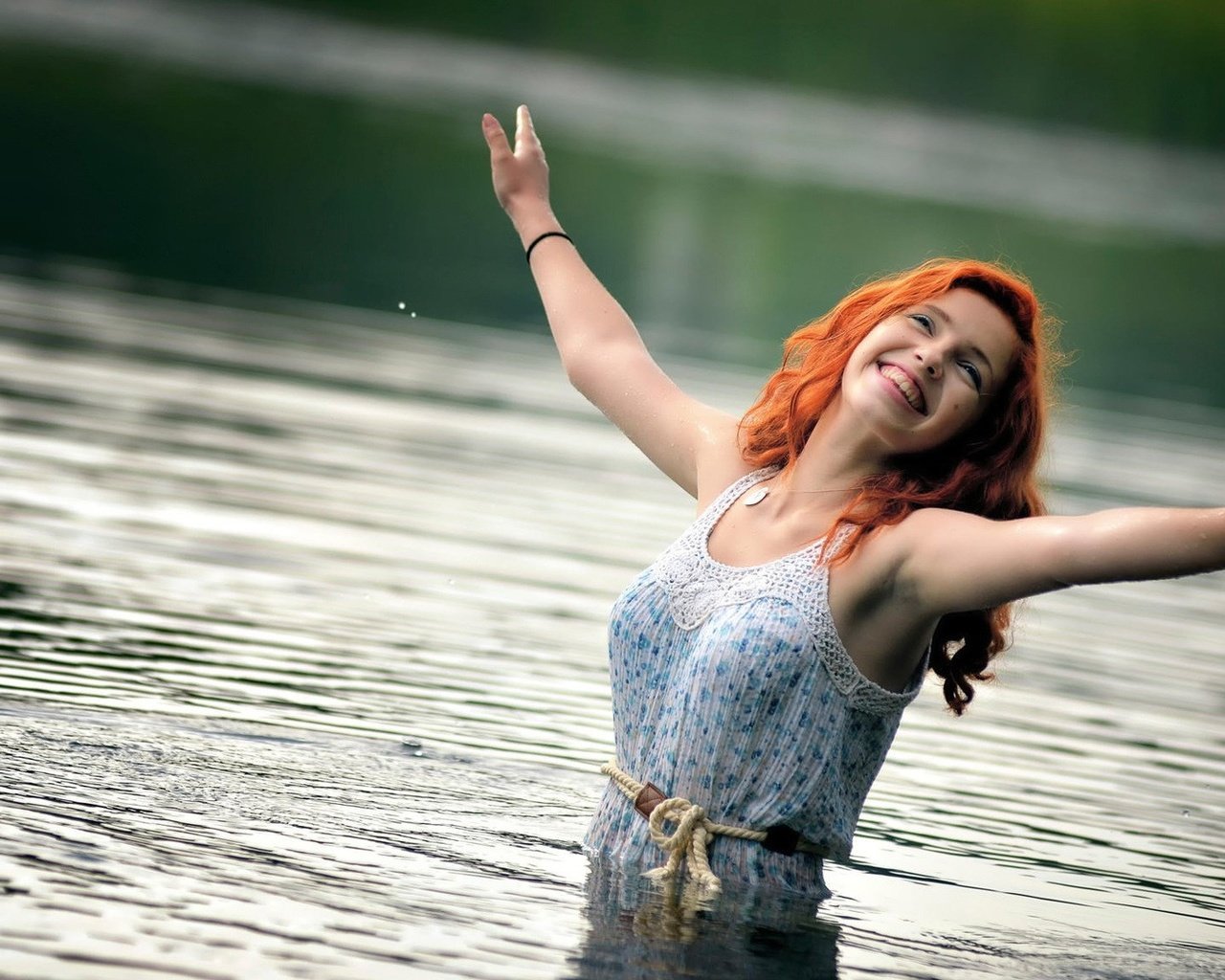 Обои вода, девушка, платье, улыбка, рыжеволосая, руки вверх, water, girl, dress, smile, redhead, hands up разрешение 1920x1080 Загрузить