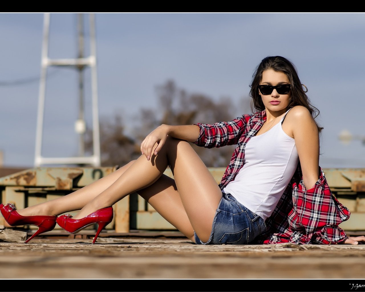 Обои девушка, модель, ножки, майка, рубашка, шорты, ana chirilov, girl, model, legs, mike, shirt, shorts разрешение 2048x1488 Загрузить