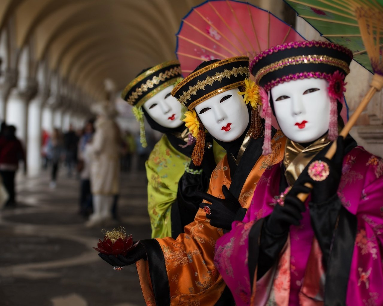 Обои маска, люди, венеция, италия, зонт, костюм, карнавал, mask, people, venice, italy, umbrella, costume, carnival разрешение 1920x1277 Загрузить