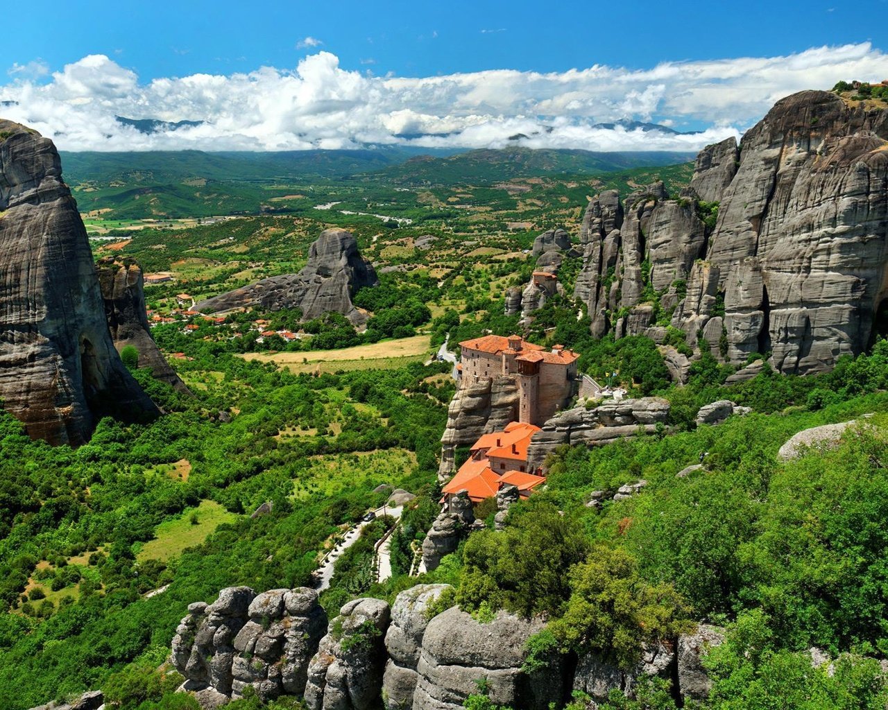 Обои небо, rousanou, monastery, облака, горы, скалы, зелень, кусты, греция, монастыри метеоры, the sky, clouds, mountains, rocks, greens, the bushes, greece, meteora разрешение 2000x1194 Загрузить