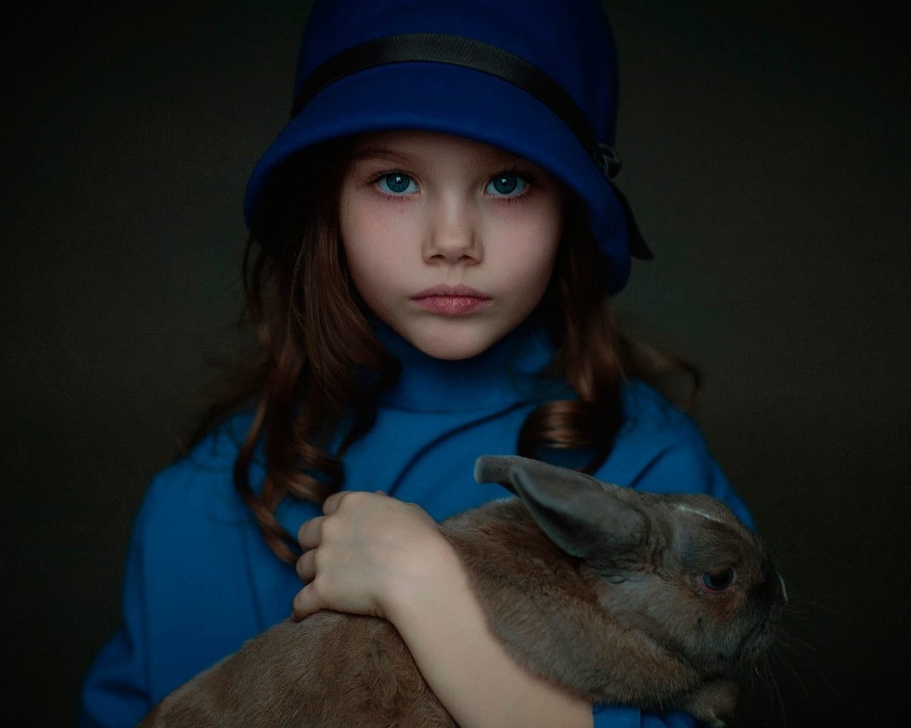 Обои дети, девочка, волосы, лицо, кролик, животное, шляпка, children, girl, hair, face, rabbit, animal, hat разрешение 1920x1200 Загрузить