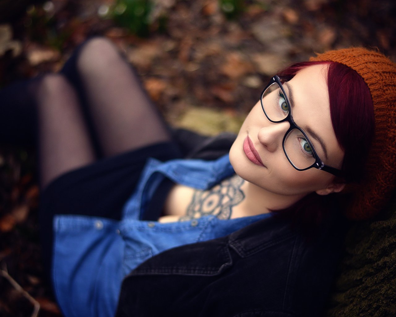 Обои девушка, очки, тату, макияж, берет, декольте, girl, glasses, tattoo, makeup, takes, neckline разрешение 2048x1275 Загрузить