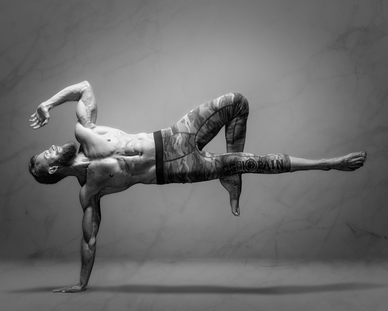 Обои чёрно-белое, мужчина, сила, мышцы, йога, black and white, male, power, muscle, yoga разрешение 2048x1366 Загрузить