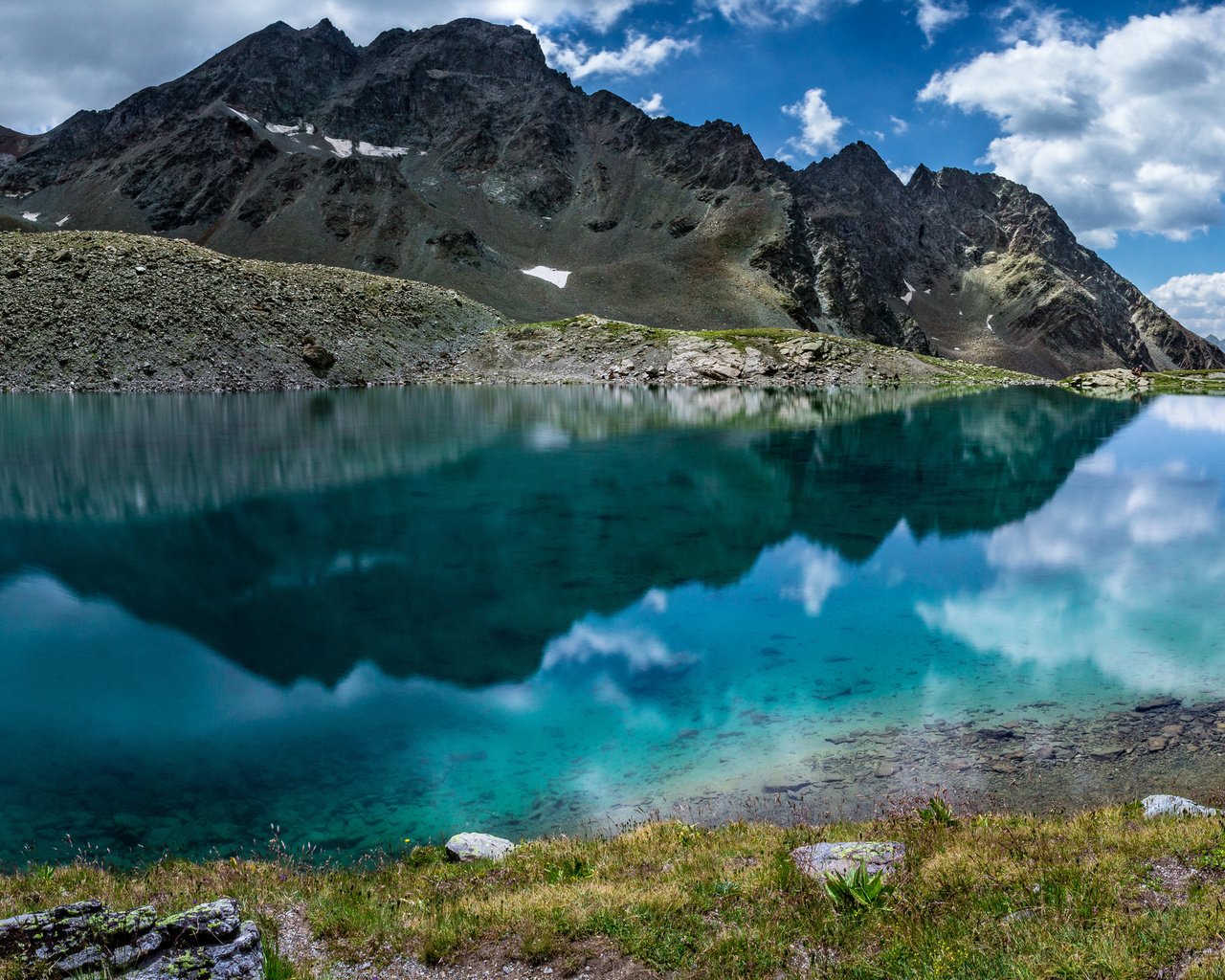 Обои облака, озеро, горы, камни, швейцария, гладь, clouds, lake, mountains, stones, switzerland, surface разрешение 2560x1600 Загрузить