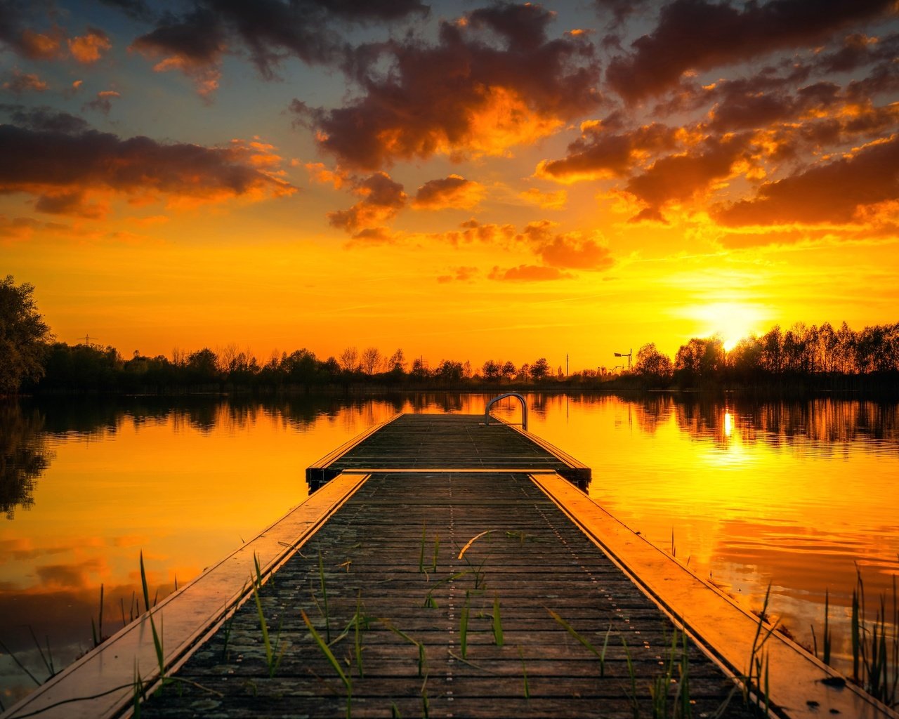 Обои облака, вечер, озеро, закат, причал, тишина, clouds, the evening, lake, sunset, pier, silence разрешение 2554x1600 Загрузить