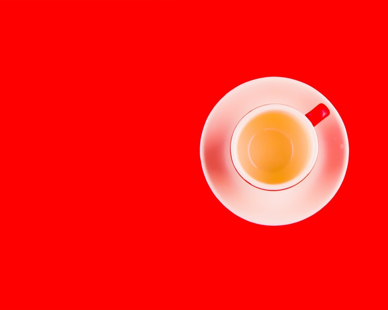 Обои напиток, блюдце, чашка, чай, красный фон, drink, saucer, cup, tea, red background разрешение 2560x1644 Загрузить