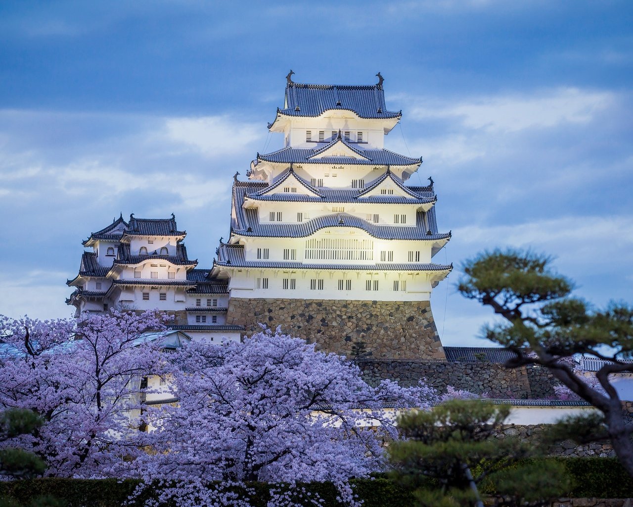 Обои вечер, замок, япония, весна, химэдзи, the evening, castle, japan, spring, himeji разрешение 2048x1365 Загрузить