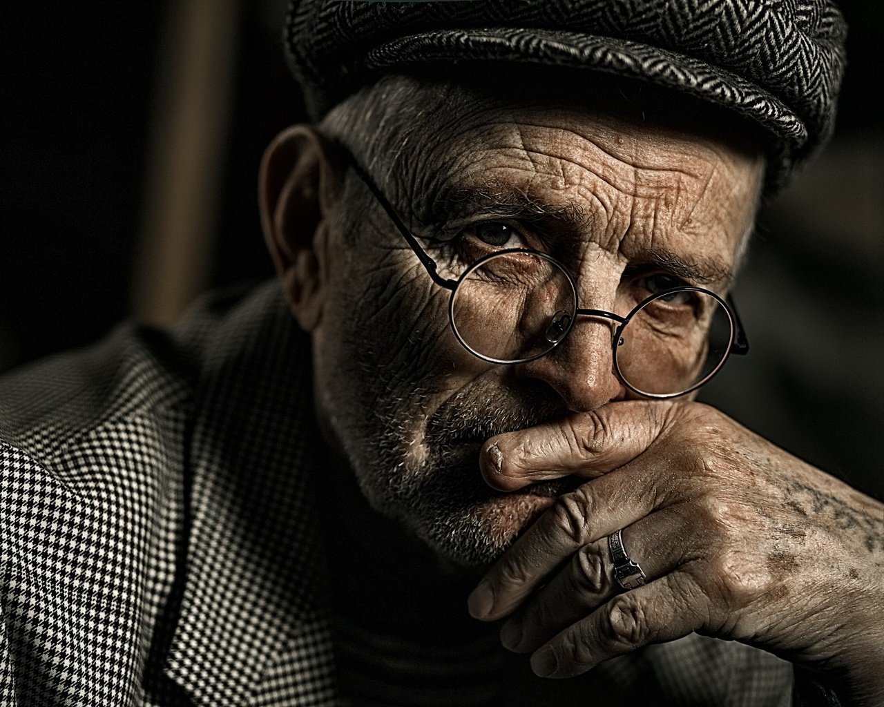 Обои взгляд, очки, лицо, мужчина, кепка, старик, морщины, look, glasses, face, male, cap, the old man, wrinkles разрешение 2560x1600 Загрузить