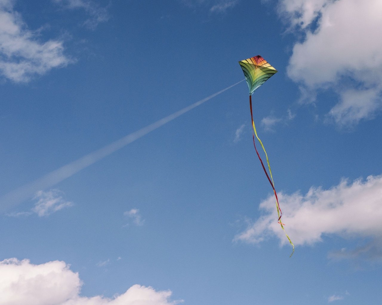 Обои небо, облака, воздушный змей, свобода, летучий змей, the sky, clouds, kite, freedom, flying snakes разрешение 2560x1920 Загрузить