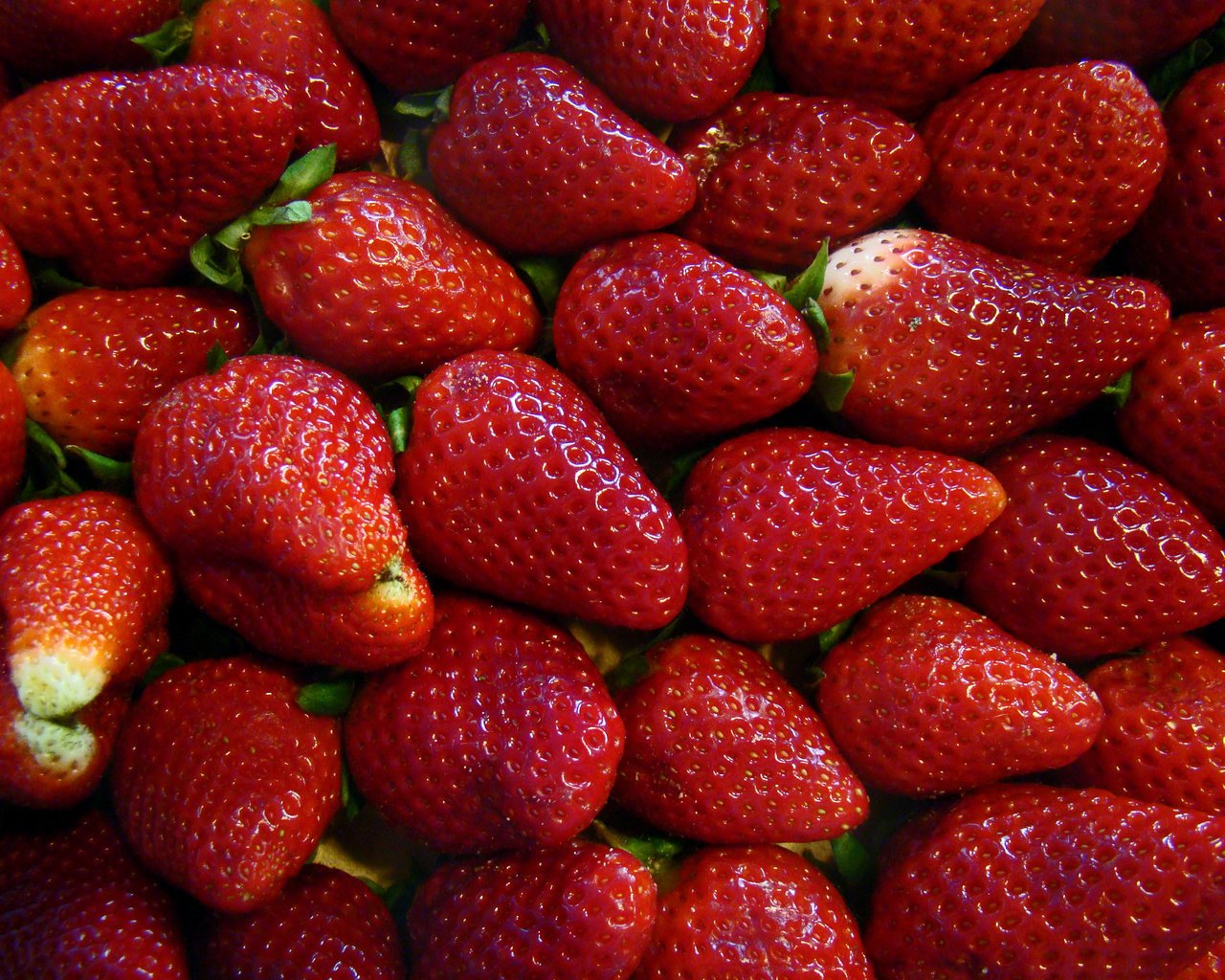 Обои красная, клубника, спелая, ягоды, red, strawberry, ripe, berries разрешение 2700x2025 Загрузить