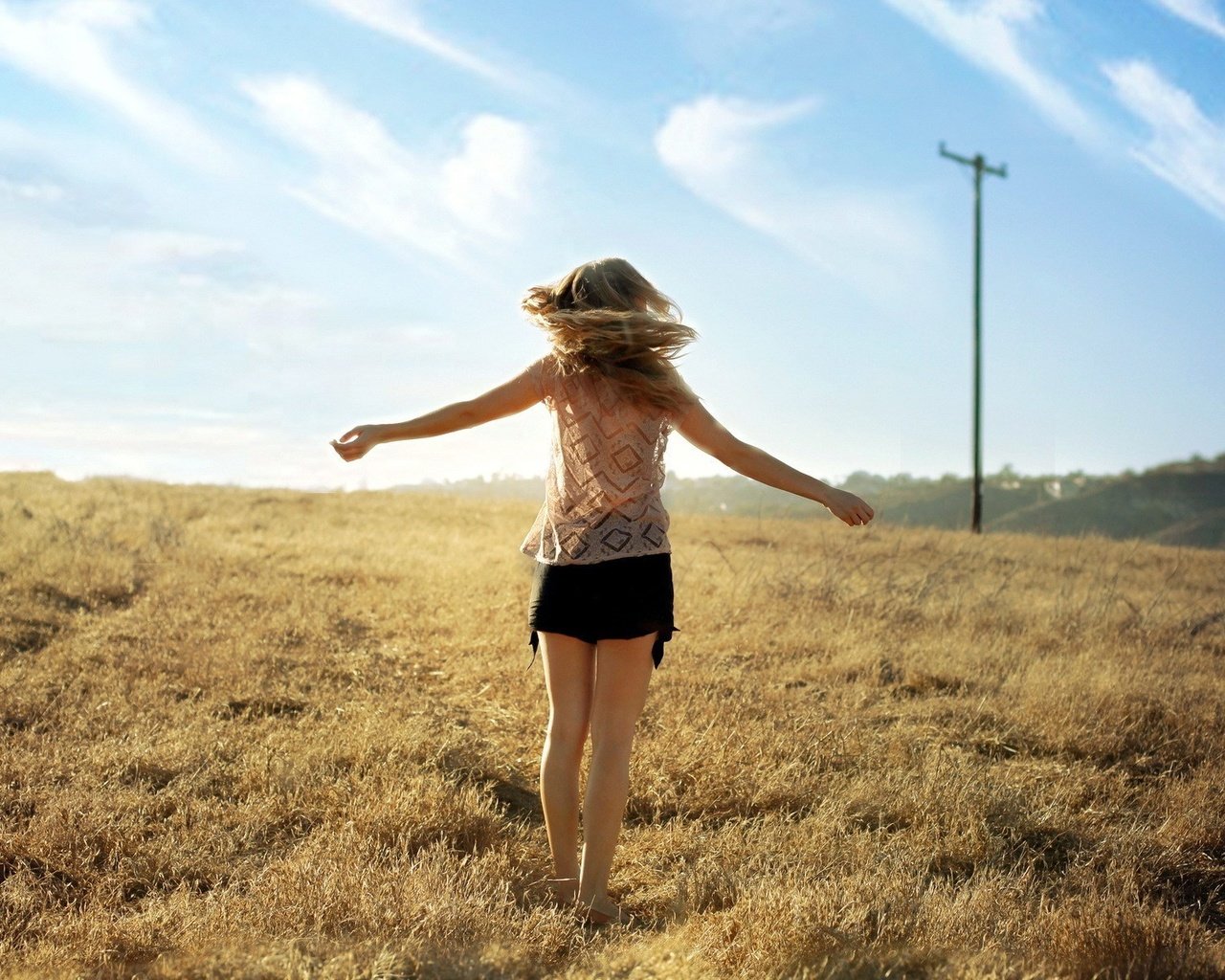 Обои небо, трава, девушка, настроение, поле, ветер, длинные волосы, the sky, grass, girl, mood, field, the wind, long hair разрешение 1920x1200 Загрузить