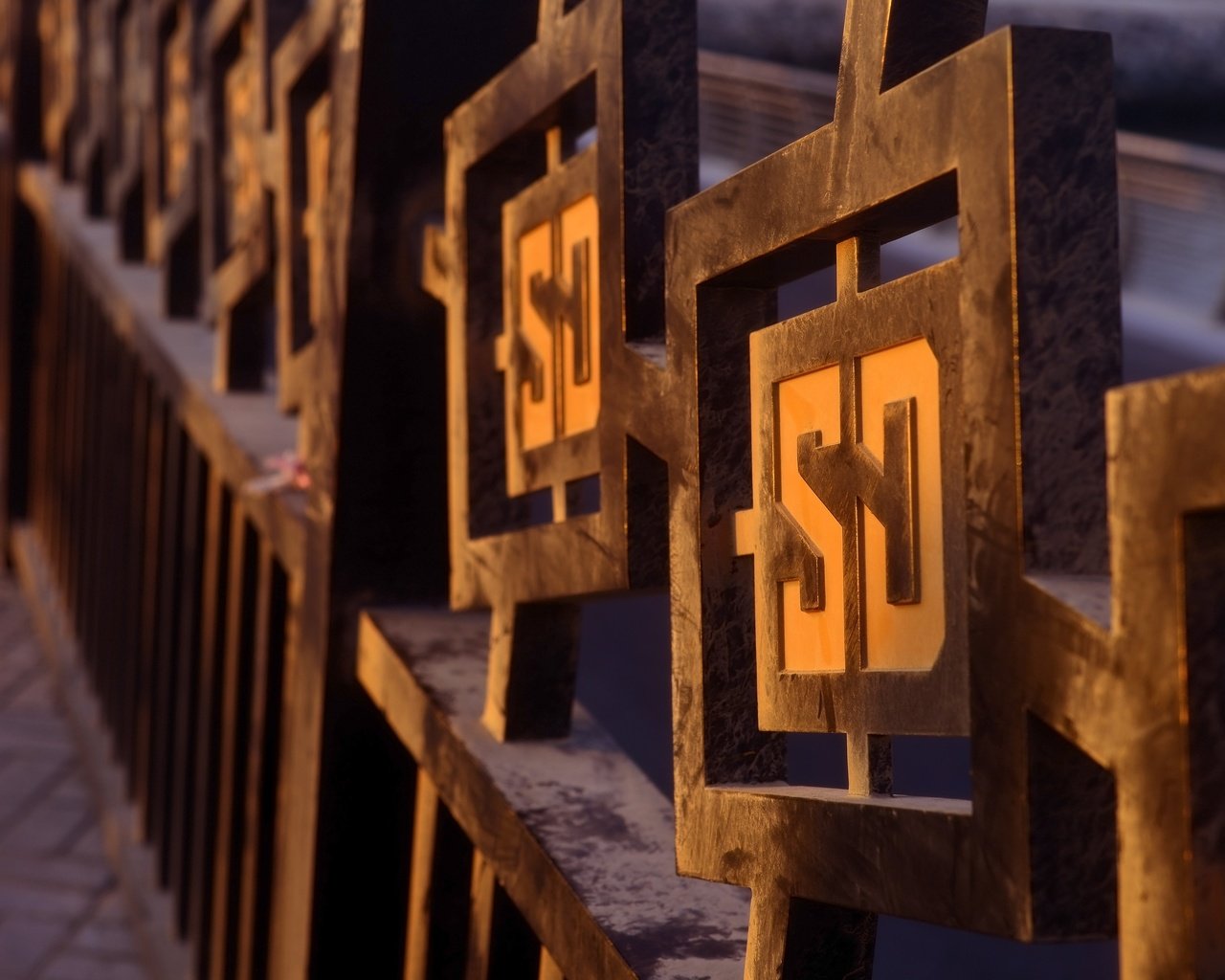 Обои забор, буквы, ограждение, металлический, символы, the fence, letters, metal, characters разрешение 4000x2670 Загрузить