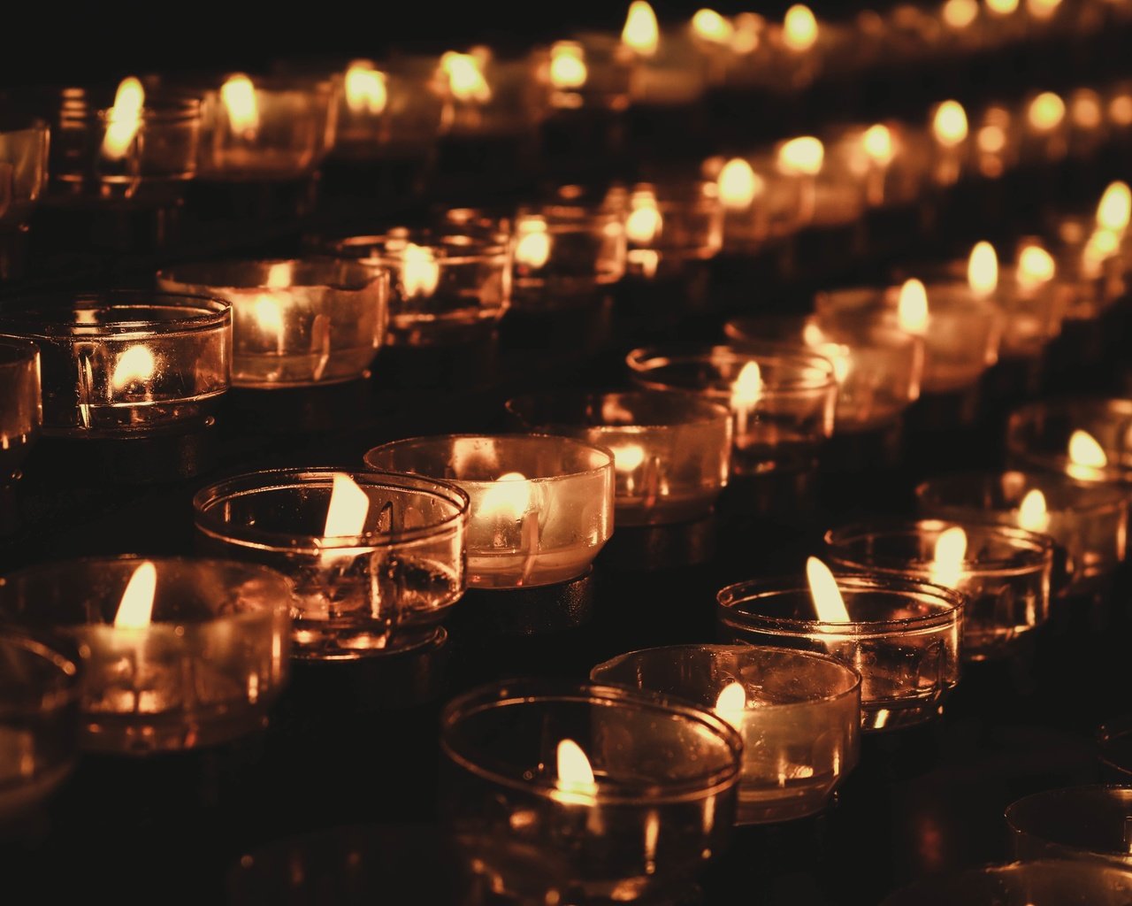 Обои свечи, пламя, огонь, темнота, память, candles, flame, fire, darkness, memory разрешение 5472x3648 Загрузить