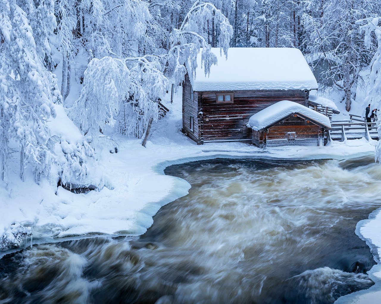 Дом у реки зима