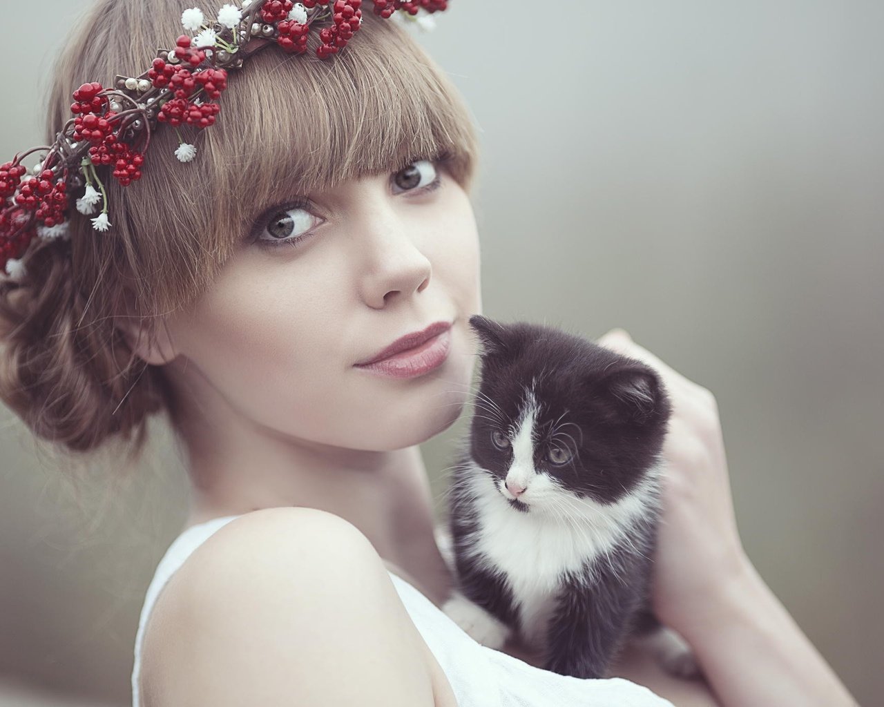 Обои глаза, девушка, взгляд, котенок, лицо, венок, шатенка, photograph, cezary, eyes, girl, look, kitty, face, wreath, brown hair разрешение 2048x1365 Загрузить