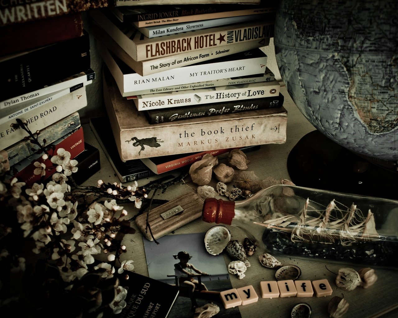 Обои цветы, винтаж, книги, глобус, кораблик, натюрморт, lauren rautenbach, flowers, vintage, books, globe, boat, still life разрешение 1920x1200 Загрузить