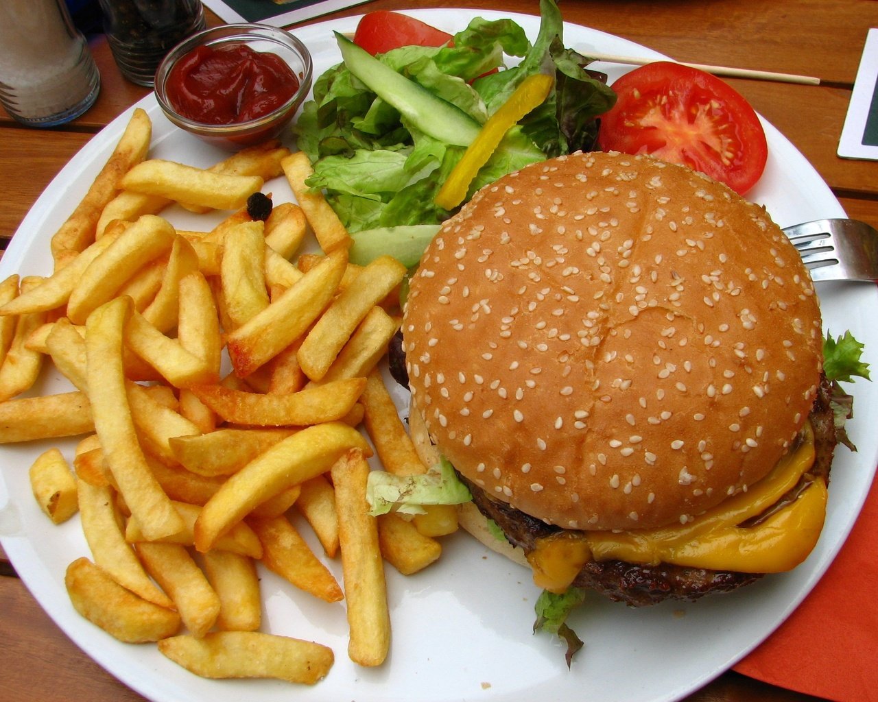 Обои гамбургер, кетчуп, вилка, овощи, соус, салат, картофель фри, hamburger, ketchup, plug, vegetables, sauce, salad, french fries разрешение 2592x1944 Загрузить