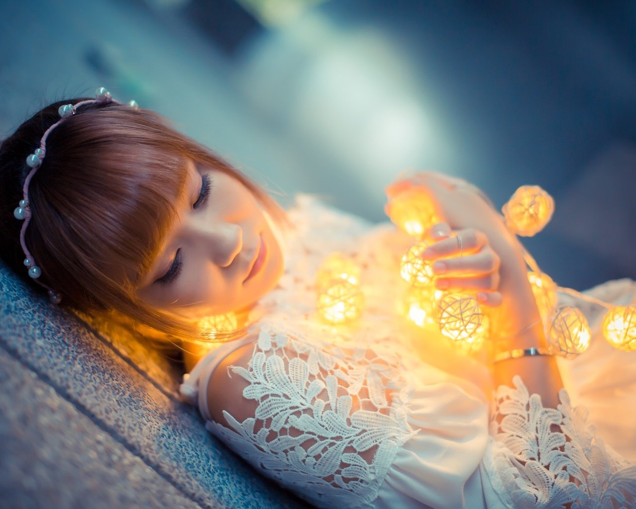 Обои девушка, платье, азиатка, гирлянда, фонарики, боке, girl, dress, asian, garland, lanterns, bokeh разрешение 2048x1365 Загрузить