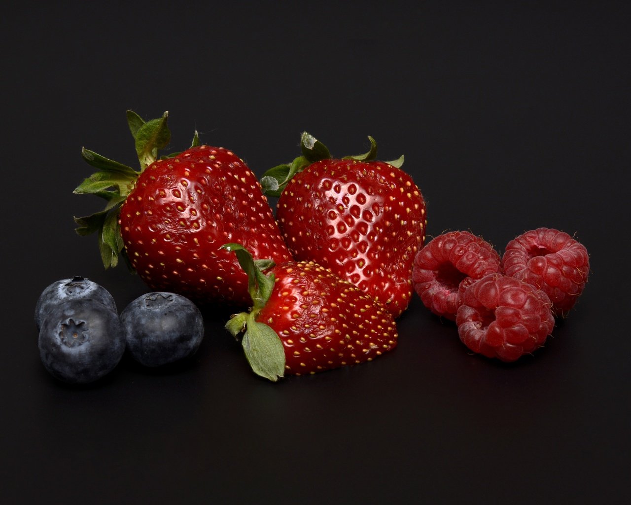 Обои малина, клубника, черный фон, ягоды, черника, raspberry, strawberry, black background, berries, blueberries разрешение 6000x4000 Загрузить