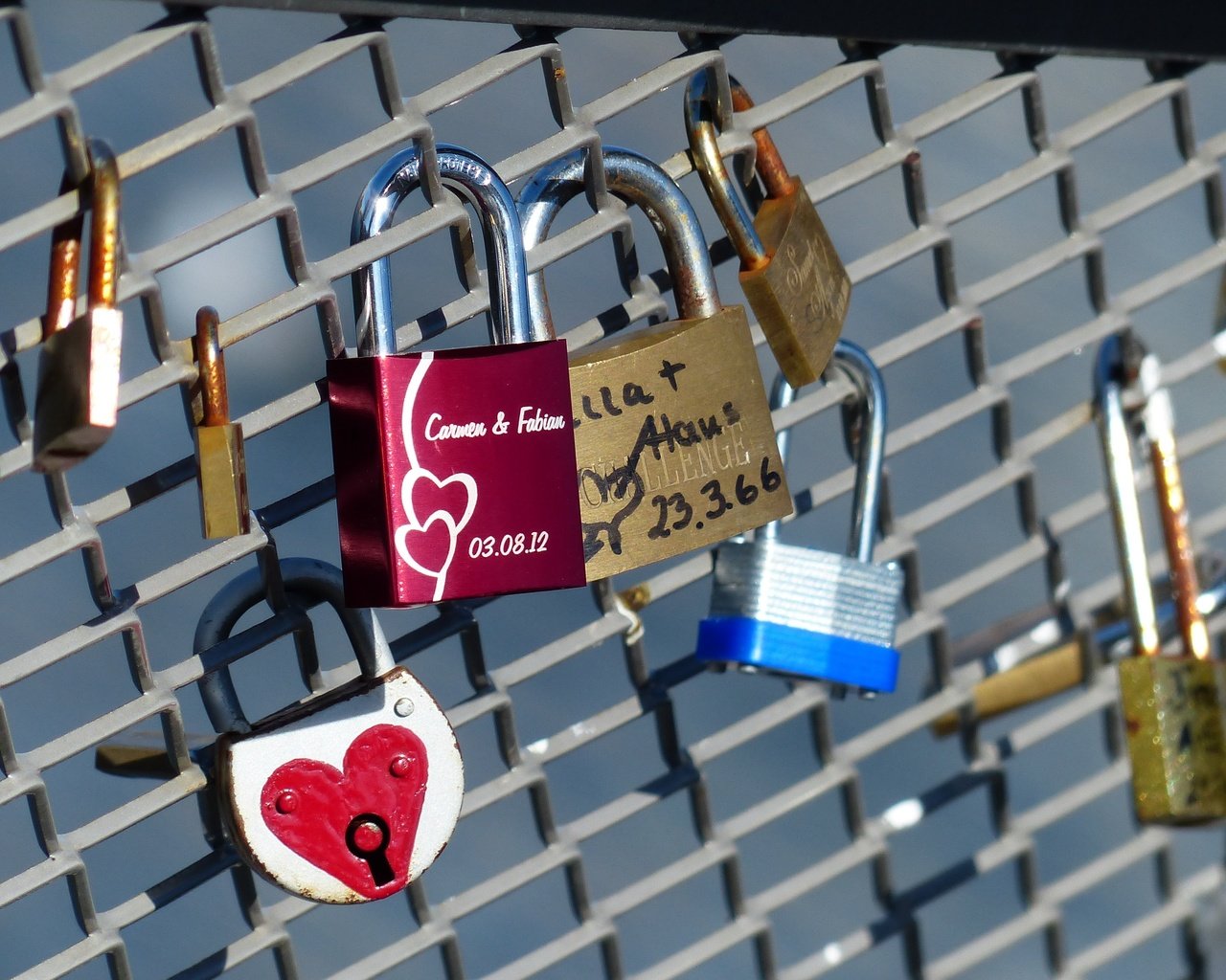 Обои замок, забор, сетка, символ, любовь, решетка, замки, castle, the fence, mesh, symbol, love, grille, locks разрешение 4000x3000 Загрузить