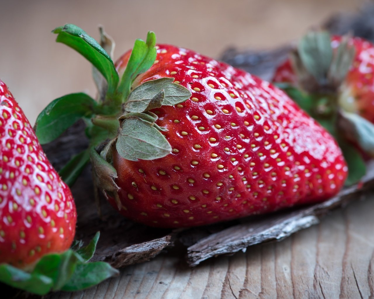 Обои макро, фон, клубника, ягоды, деревянная поверхность, macro, background, strawberry, berries, wooden surface разрешение 3000x1687 Загрузить