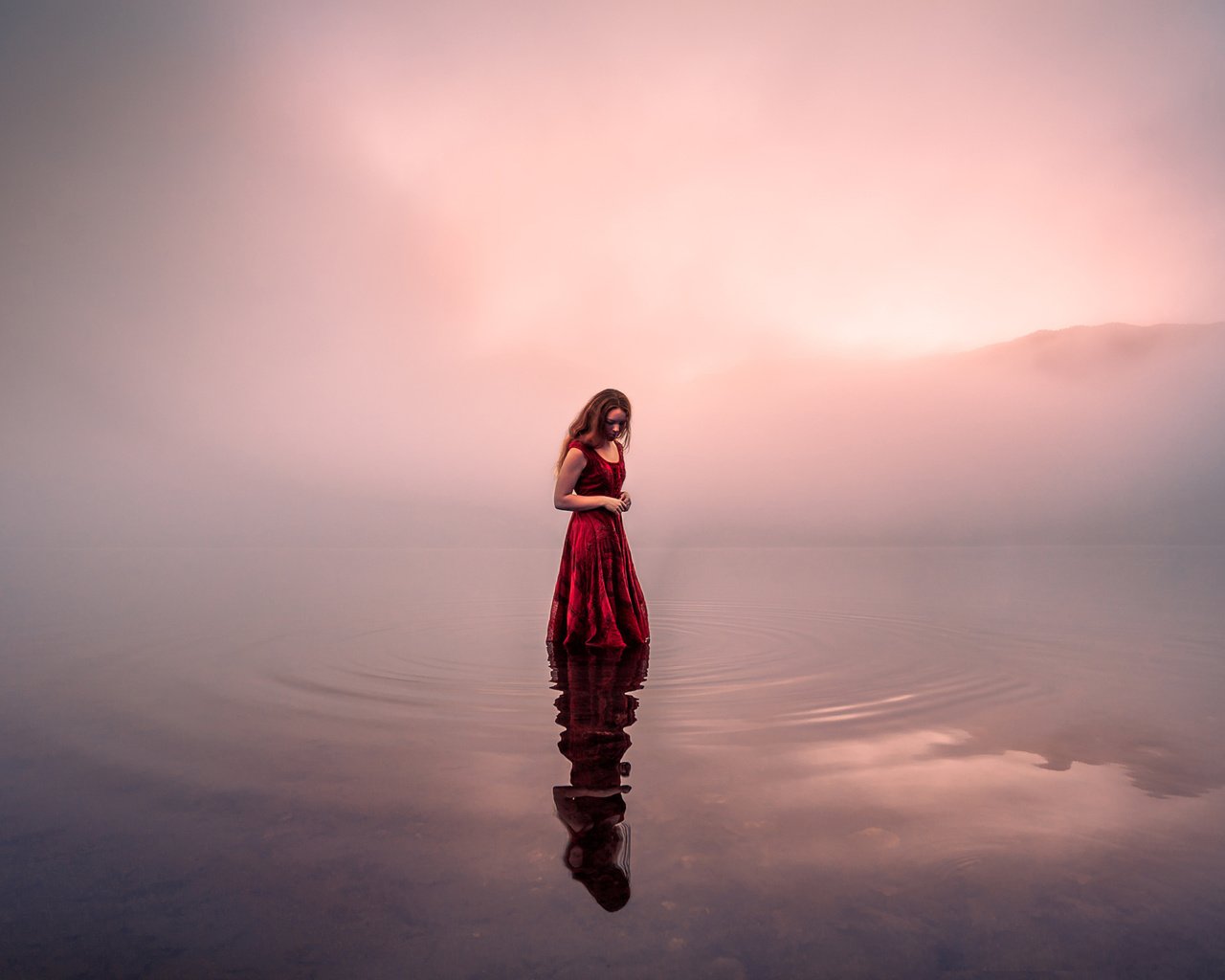 Обои свет, lizzy gadd, вода, озеро, волны, девушка, утро, туман, красное платье, light, water, lake, wave, girl, morning, fog, red dress разрешение 2048x1368 Загрузить