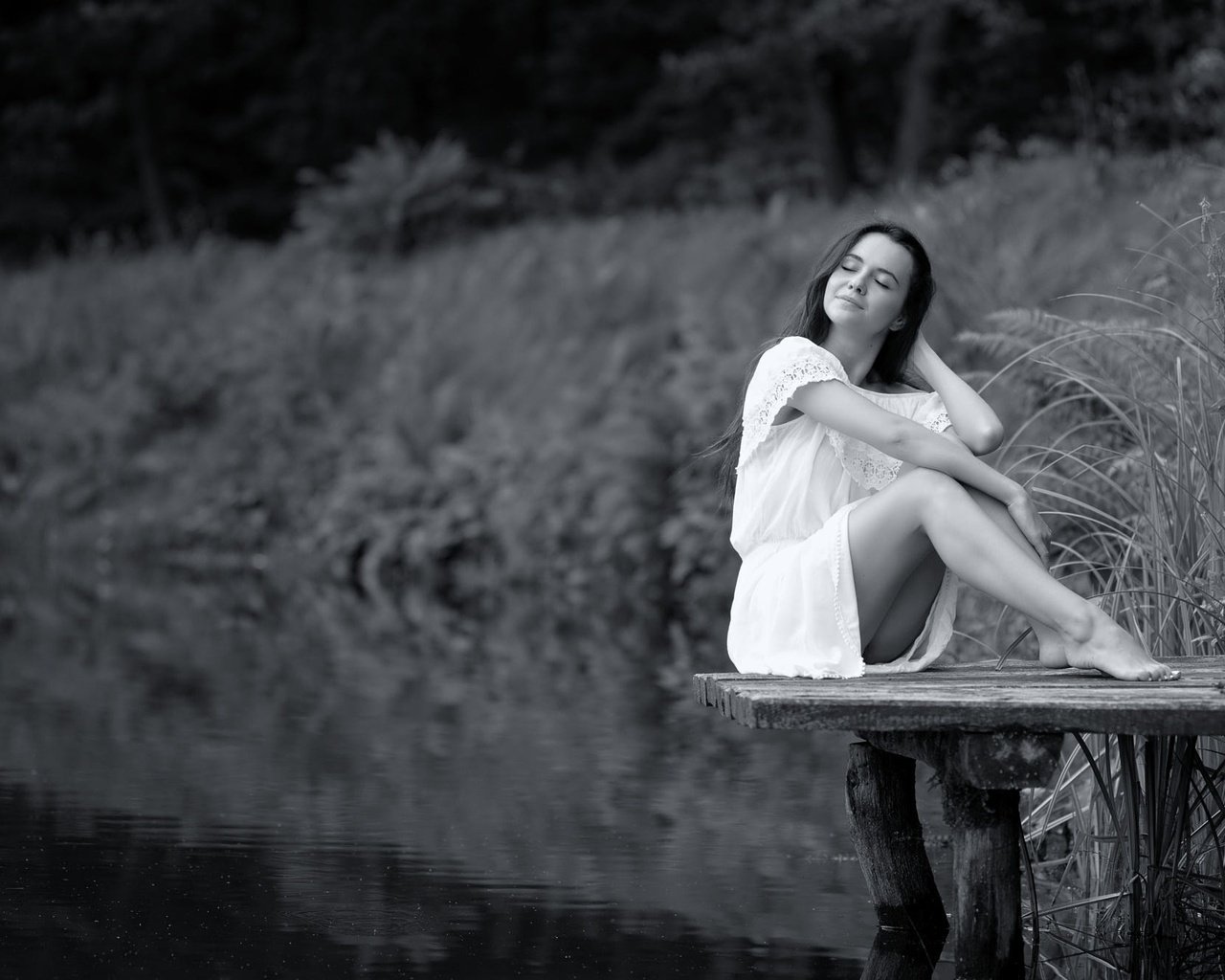 Обои вода, мостик, девушка, улыбка, чёрно-белое, ножки, irene, ivan borys, lviv, water, the bridge, girl, smile, black and white, legs разрешение 2000x1333 Загрузить