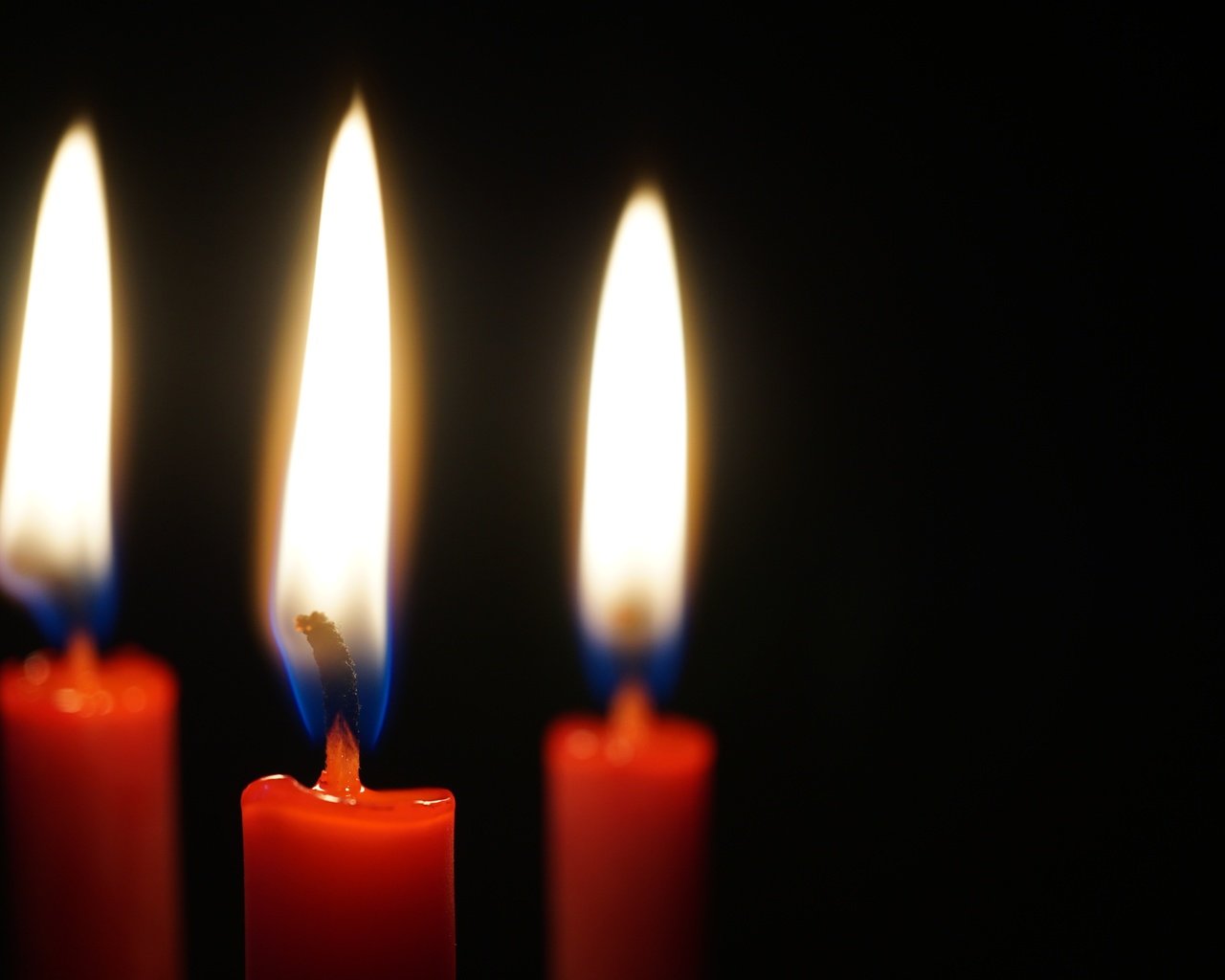 Обои свечи, пламя, огонь, черный фон, candles, flame, fire, black background разрешение 6000x4000 Загрузить