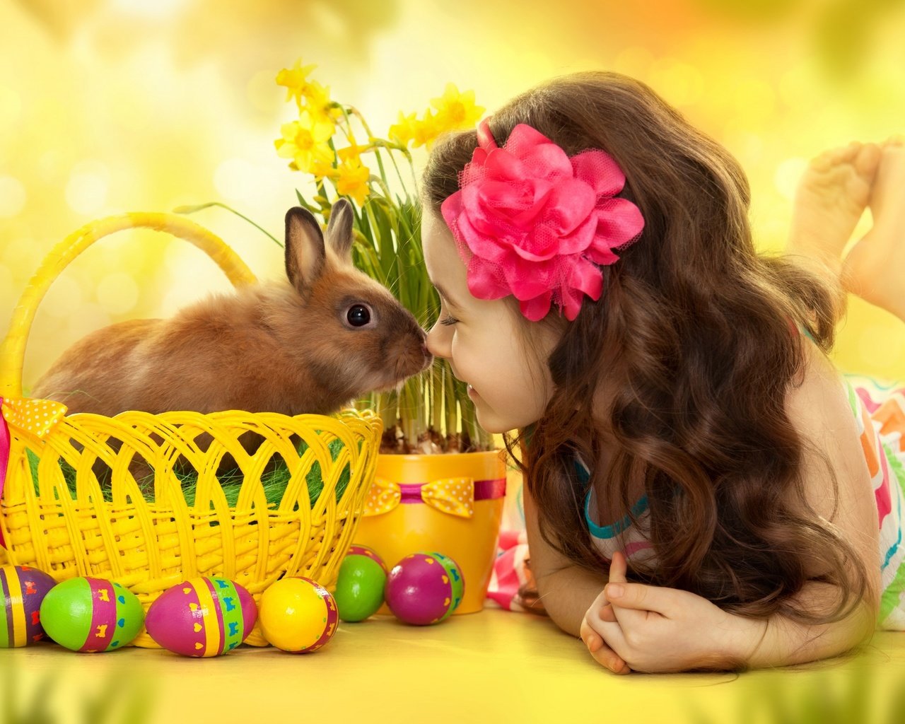 Обои цветы, яйца, улыбка, нарциссы, взгляд, зайчик, девочка, волосы, лицо, кролик, пасха, flowers, eggs, smile, daffodils, look, bunny, girl, hair, face, rabbit, easter разрешение 2560x1600 Загрузить