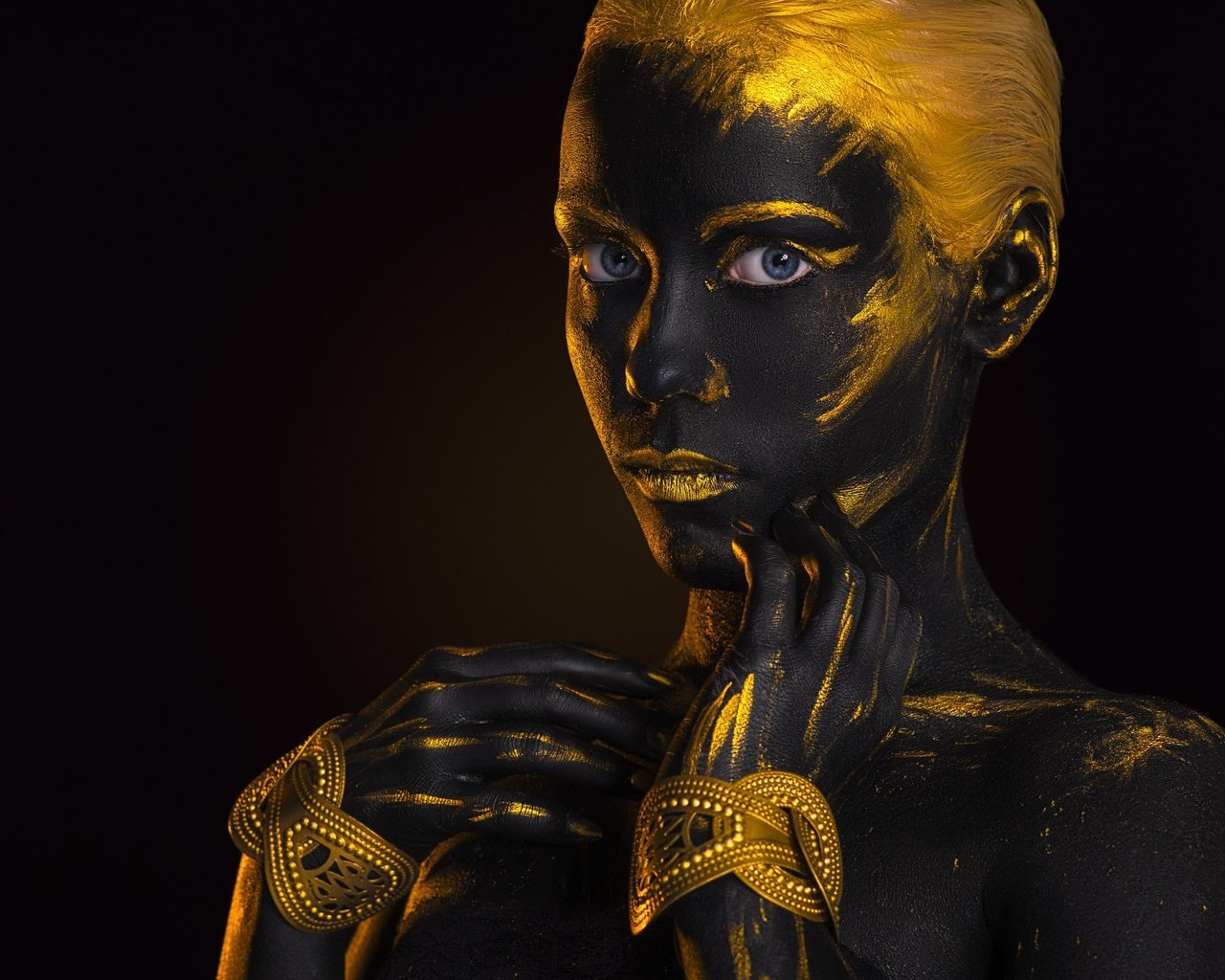 Обои девушка, взгляд, черный фон, лицо, золото, боди-арт, afemera, girl, look, black background, face, gold, body art разрешение 2560x1709 Загрузить