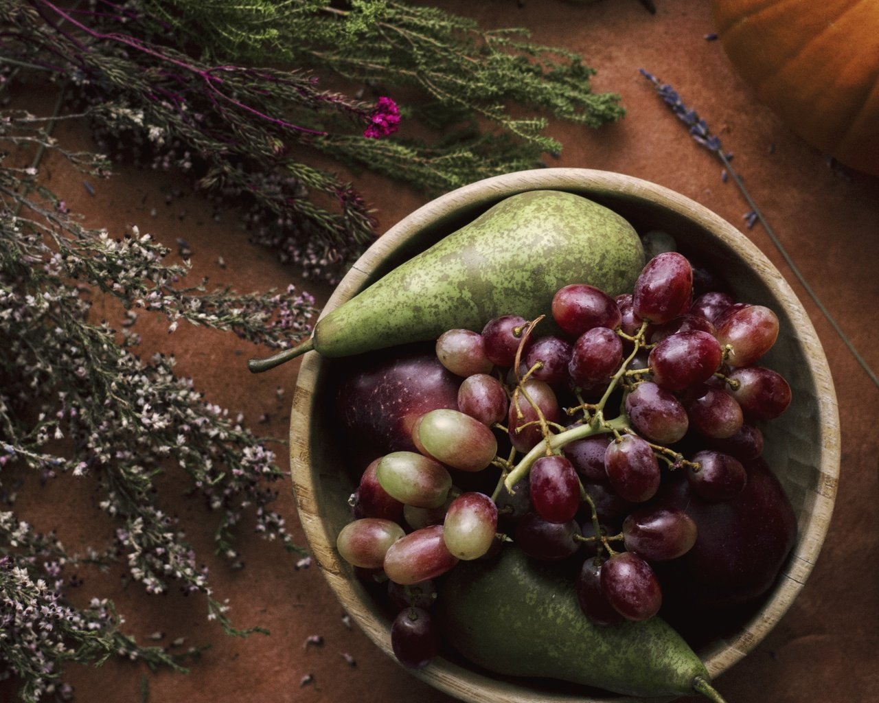 Обои виноград, фрукты, яблоки, полевые цветы, груши, миска, grapes, fruit, apples, wildflowers, pear, bowl разрешение 3320x2752 Загрузить