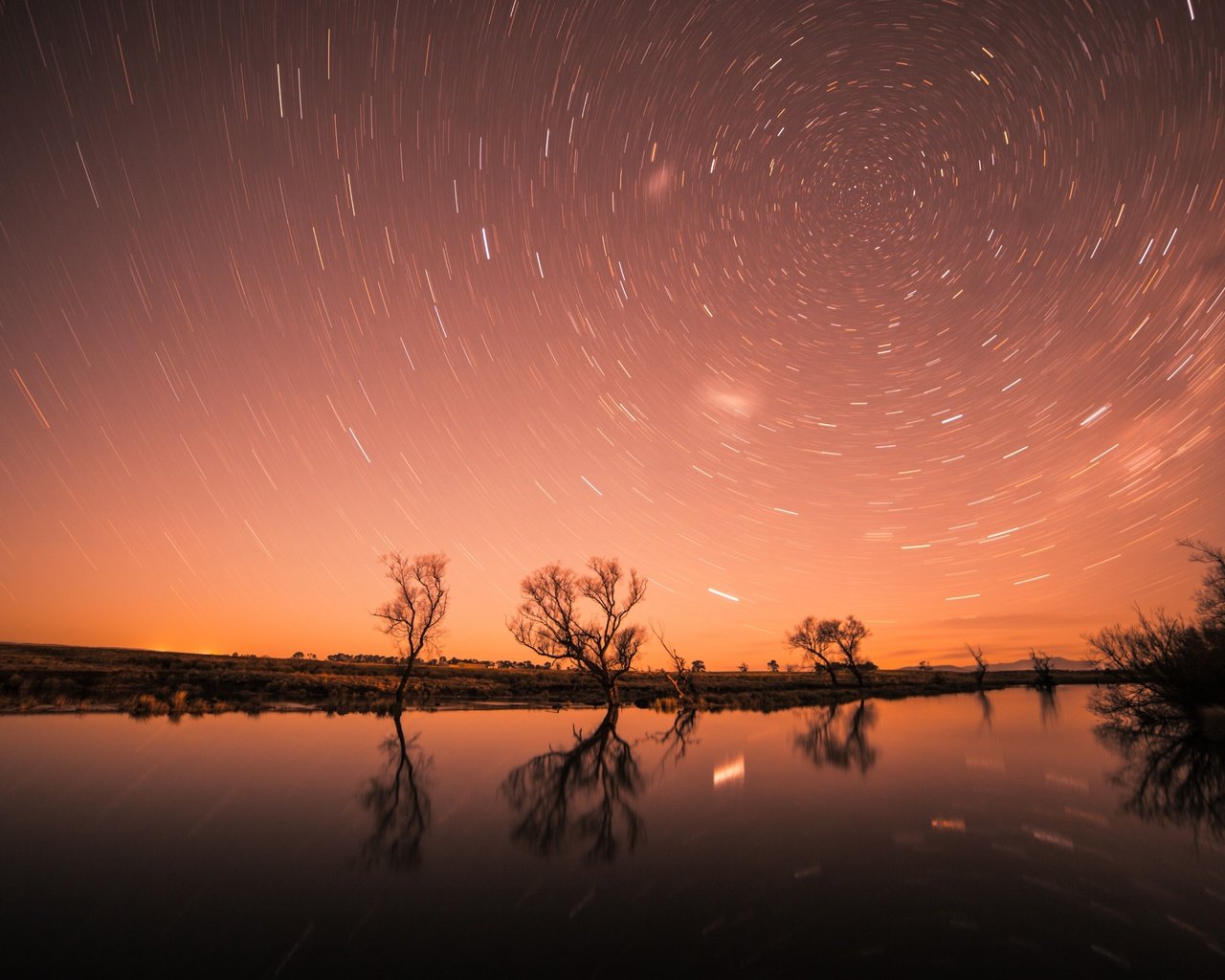 Обои небо, ночь, деревья, вода, река, природа, отражение, звезды, the sky, night, trees, water, river, nature, reflection, stars разрешение 5472x3648 Загрузить