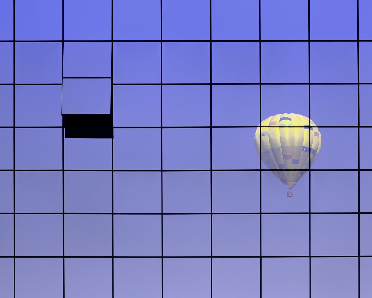 Обои стена, шар, воздушный, стекло, wall, ball, air, glass разрешение 2500x1701 Загрузить