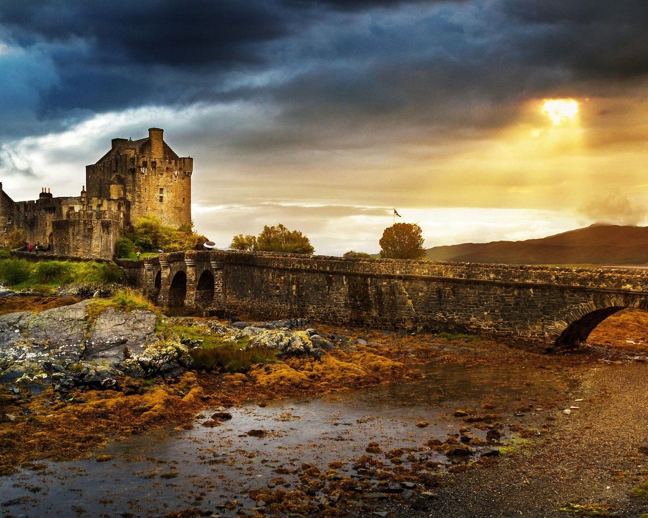 Обои небо, шотландия, развалины, замок эйлен-донан, закат, мост, замок, великобритания, город, руины, the sky, scotland, the ruins, the eilean donan castle, sunset, bridge, castle, uk, the city, ruins разрешение 2708x1523 Загрузить