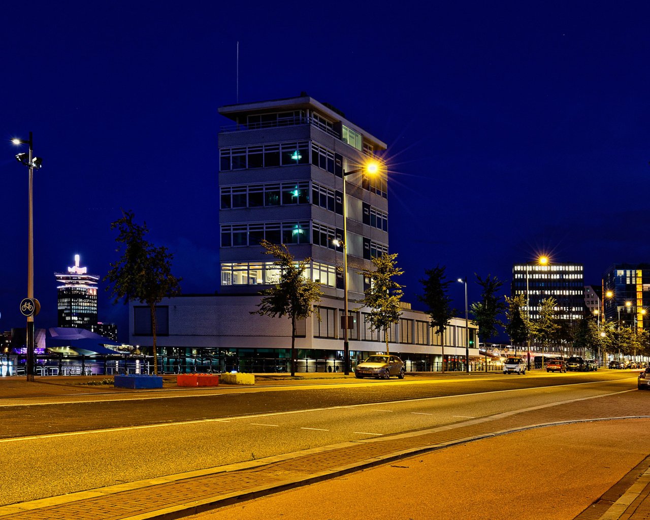 Обои дорога, ночь, фонари, огни, дома, нидерланды, амстердам, road, night, lights, home, netherlands, amsterdam разрешение 2112x1188 Загрузить