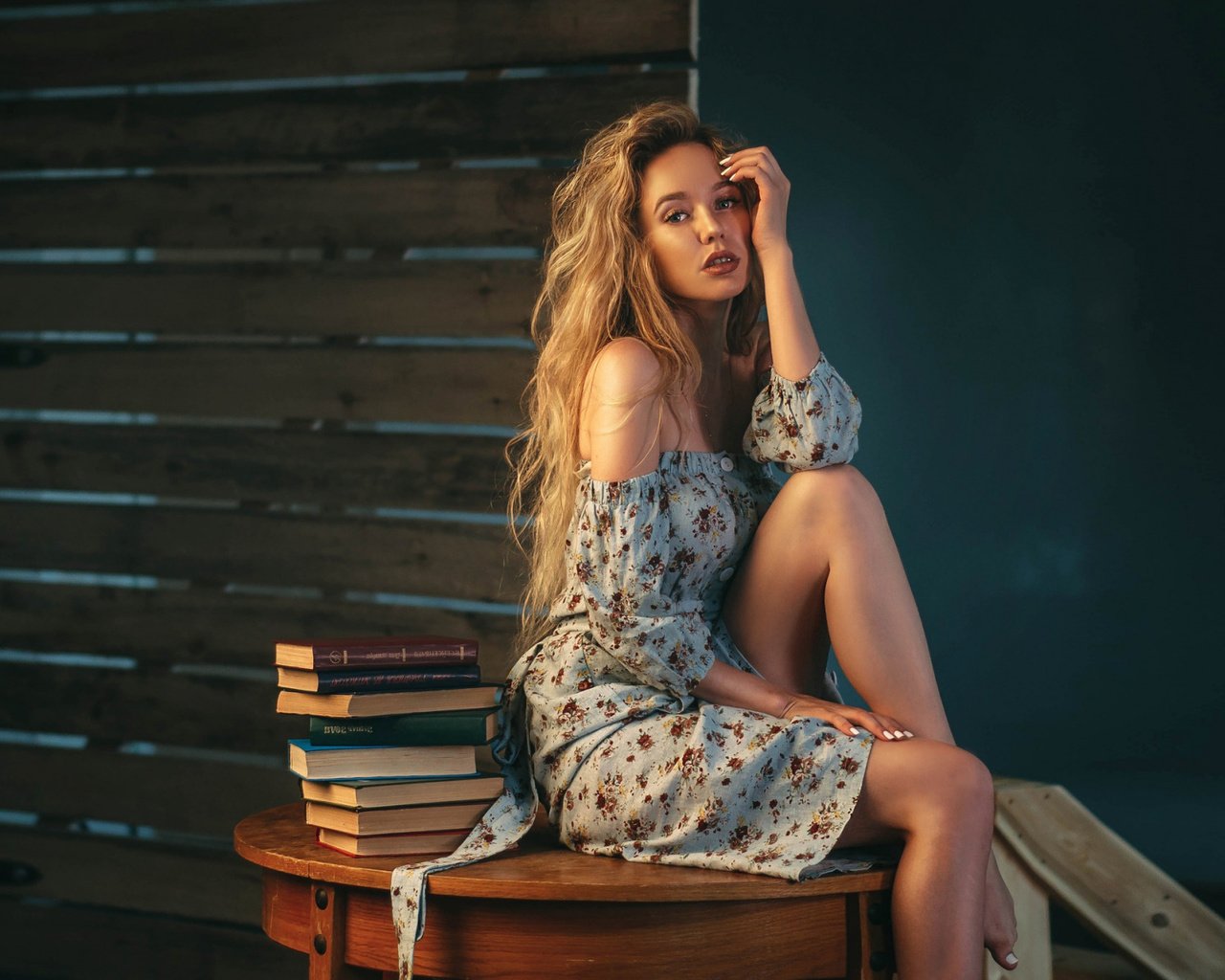 Обои девушка, платье, поза, взгляд, книги, сидит, плечи, girl, dress, pose, look, books, sitting, shoulders разрешение 2112x1188 Загрузить