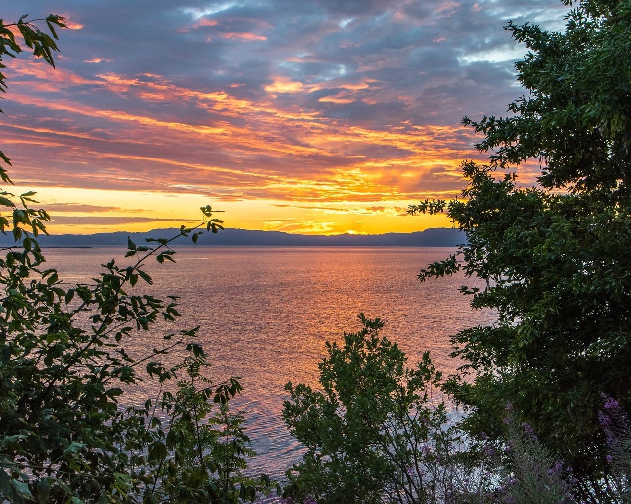 Обои небо, облака, вода, озеро, природа, закат, пейзаж, the sky, clouds, water, lake, nature, sunset, landscape разрешение 2048x1344 Загрузить