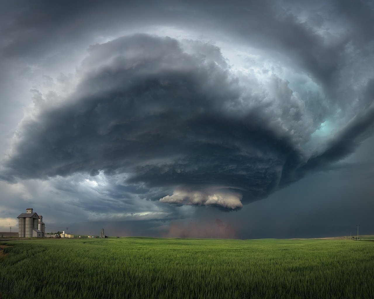 Обои дорога, тучи, поле, колосья, воронка, амбар, ураган, торнадо, road, clouds, field, ears, funnel, the barn, hurricane, tornado разрешение 2048x1152 Загрузить