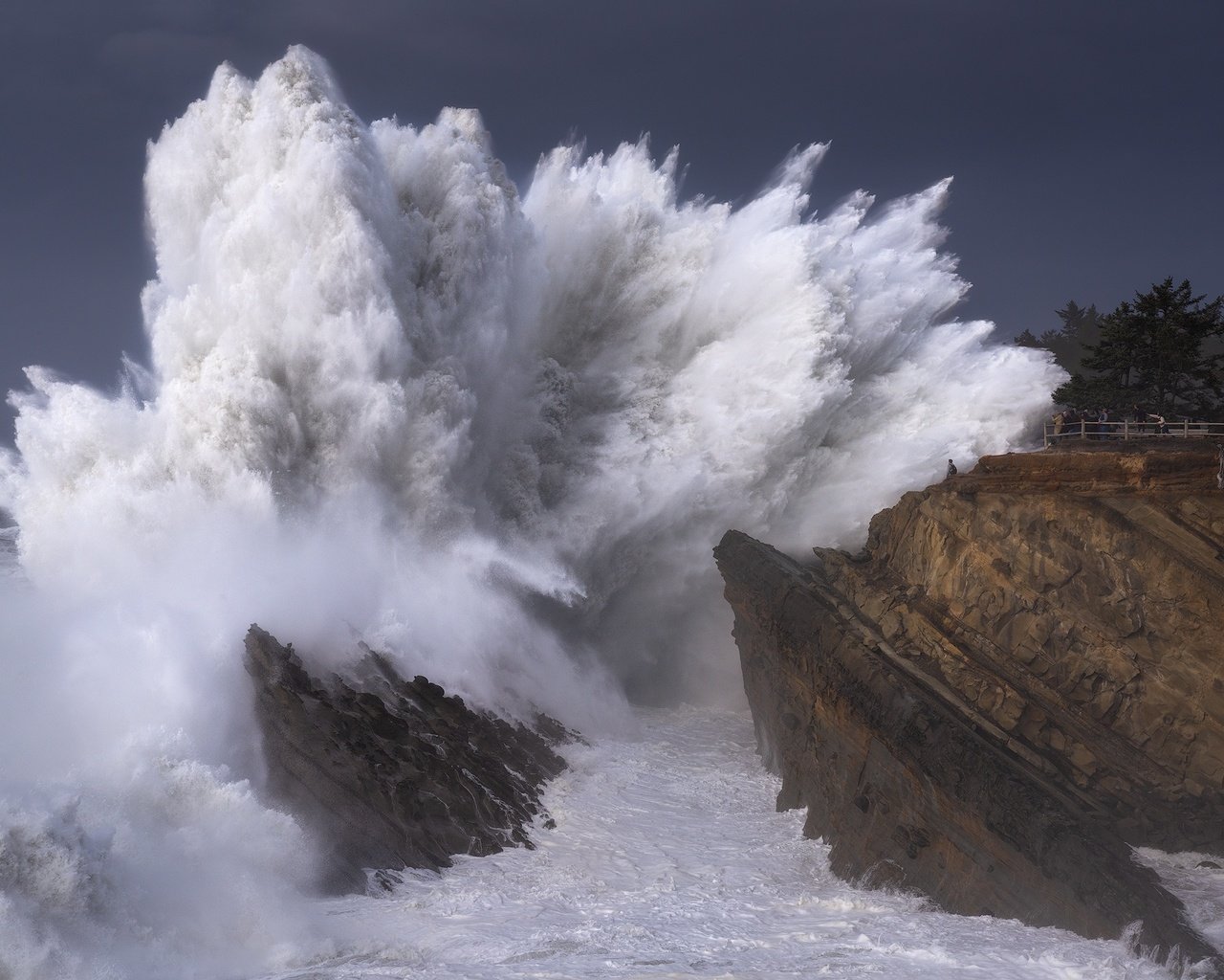 Обои волны, море, волна, шторм, туристы, wave, sea, storm, tourists разрешение 2048x1365 Загрузить